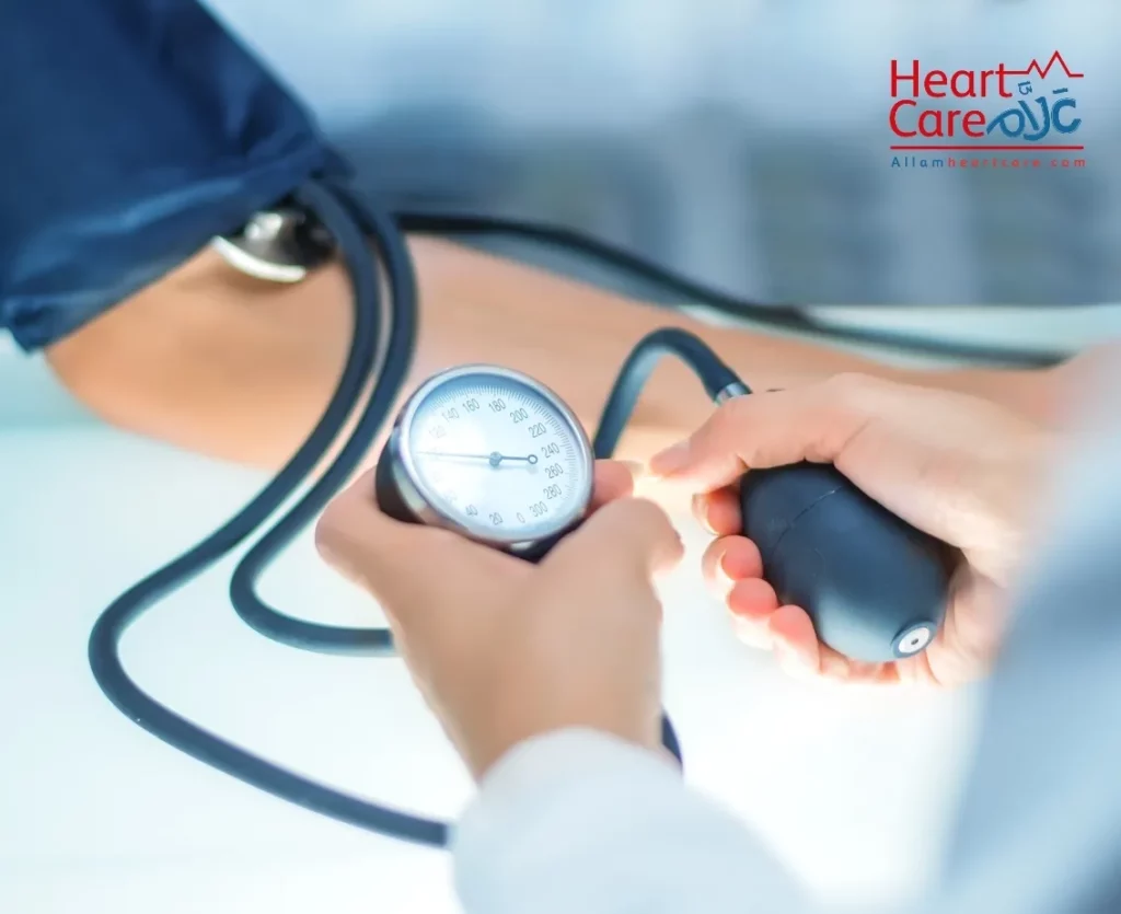 هل مرض القلب يرفع الضغط | كم يكون ضغط مريض القلب 